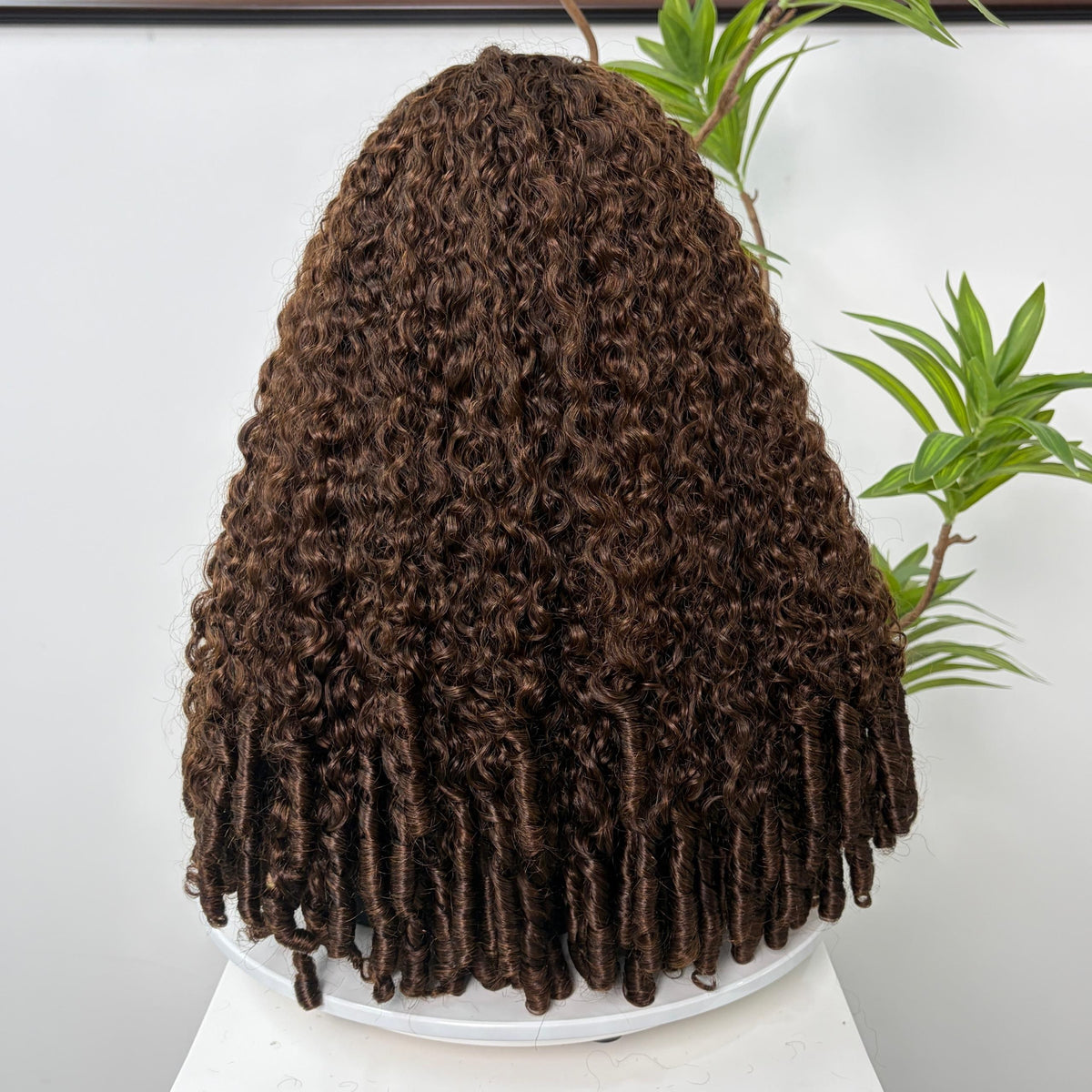 Perruque Olahair longue brun chocolat avec des boucles serrées et définies sur un support blanc