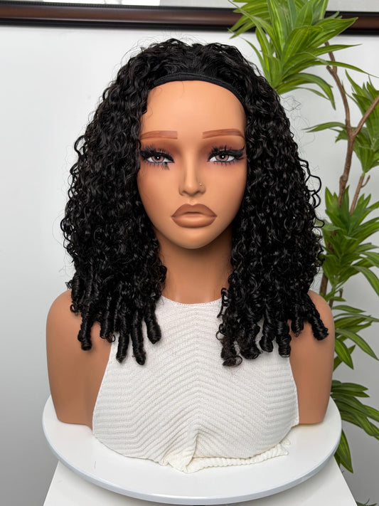 Perruque Olahair mi-longue noire avec boucles serrées et bandeau intégré sur mannequin